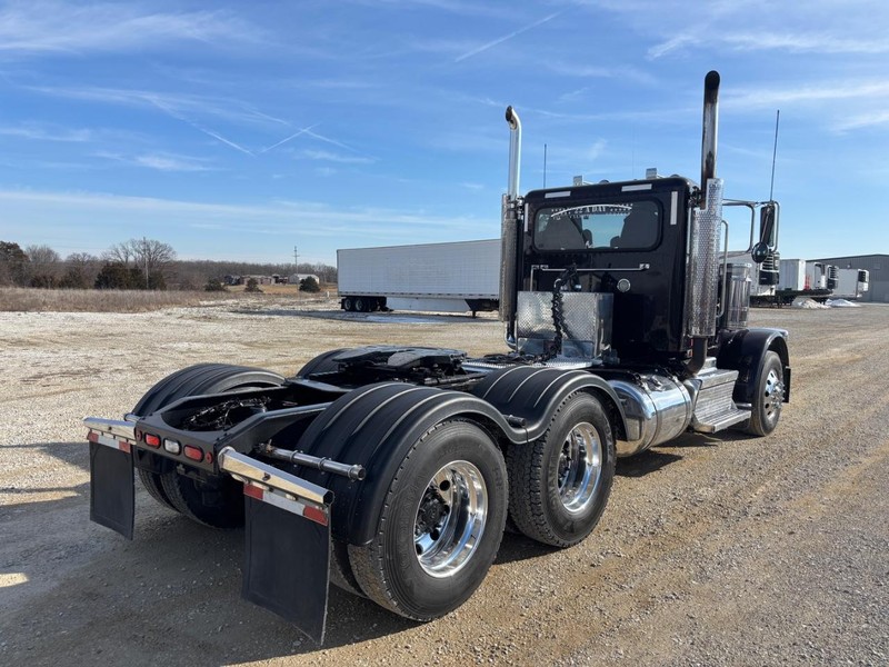 Peterbilt 389 Vehicle Full-screen Gallery Image 03