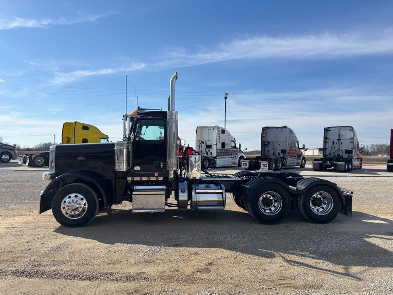 Peterbilt 389 Vehicle Full-screen Gallery Image 05