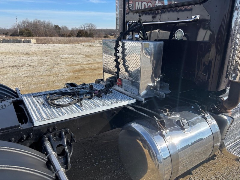 Peterbilt 389 Vehicle Full-screen Gallery Image 07