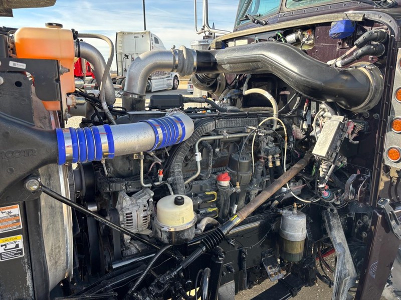 Peterbilt 389 Vehicle Full-screen Gallery Image 09