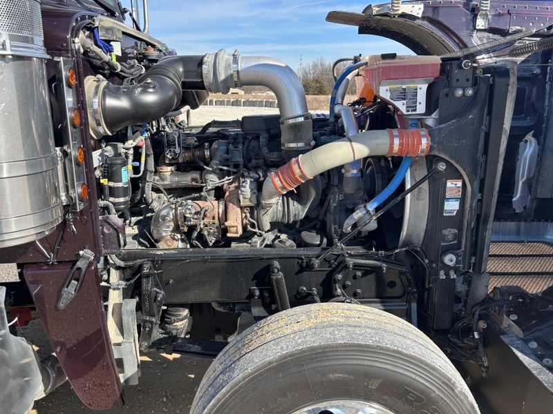 Peterbilt 389 Vehicle Full-screen Gallery Image 10