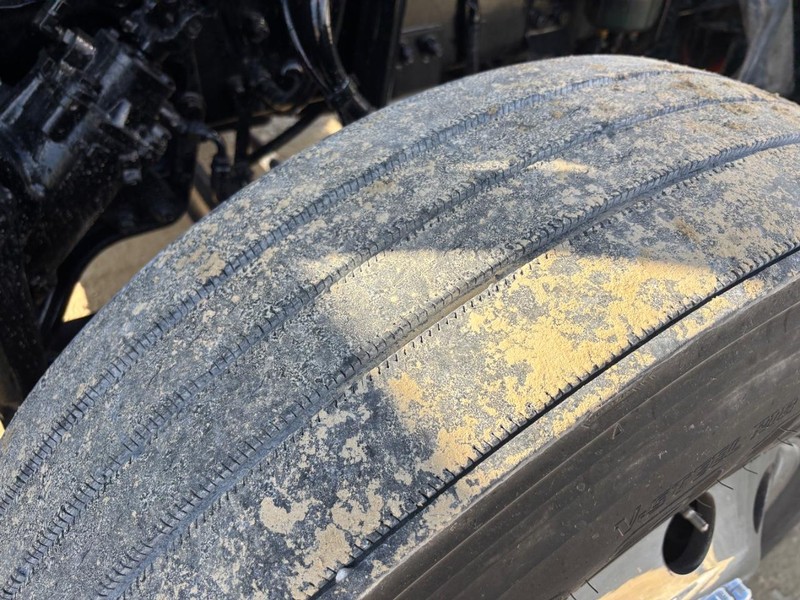 Peterbilt 389 Vehicle Full-screen Gallery Image 11