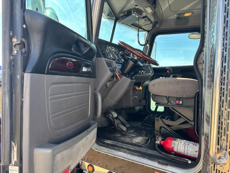 Peterbilt 389 Vehicle Full-screen Gallery Image 12