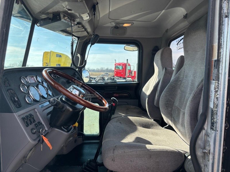 Peterbilt 389 Vehicle Full-screen Gallery Image 13