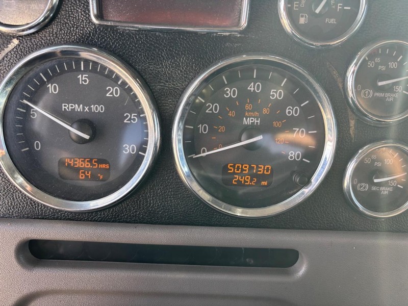 Peterbilt 389 Vehicle Full-screen Gallery Image 15