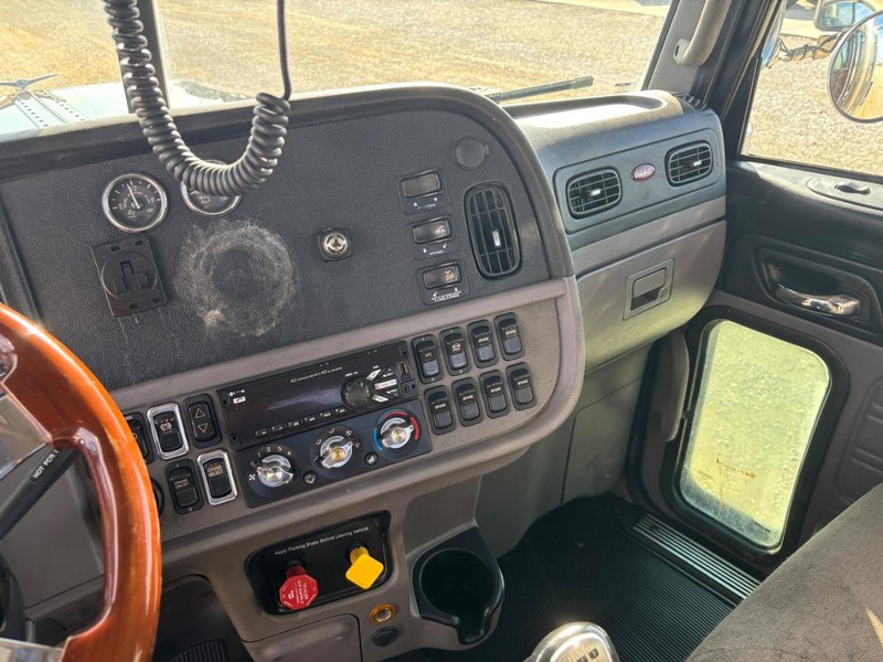 Peterbilt 389 Vehicle Full-screen Gallery Image 16