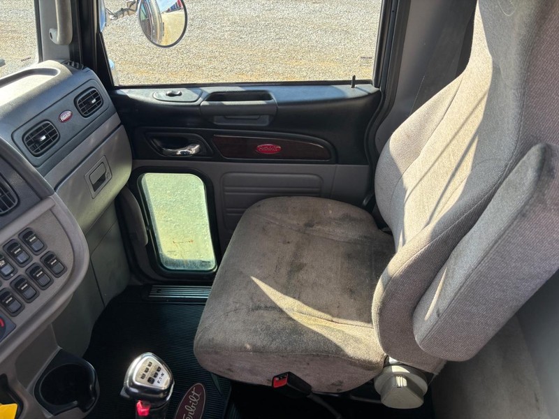 Peterbilt 389 Vehicle Full-screen Gallery Image 18