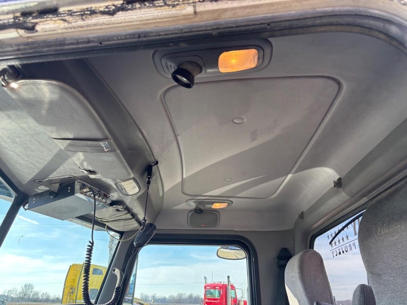 Peterbilt 389 Vehicle Full-screen Gallery Image 19