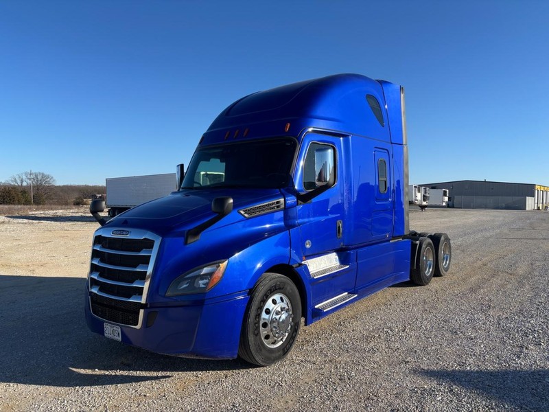 Freightliner CASCADIA Vehicle Full-screen Gallery Image 02