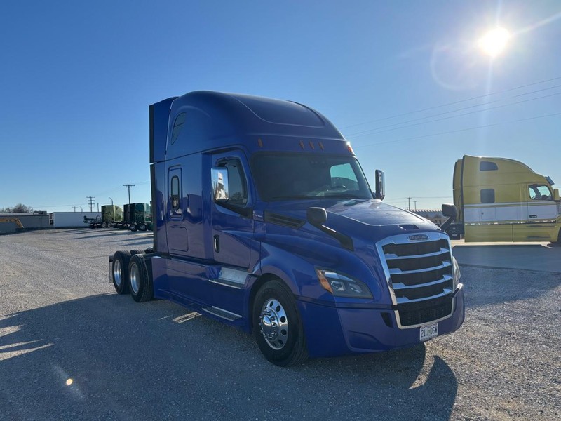 Freightliner CASCADIA Vehicle Full-screen Gallery Image 03