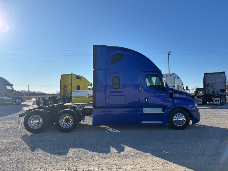 Freightliner CASCADIA Vehicle Full-screen Gallery Image 04