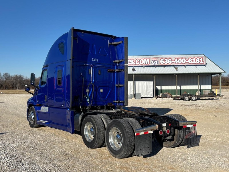 Freightliner CASCADIA Vehicle Full-screen Gallery Image 05
