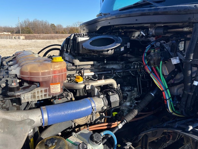 Freightliner CASCADIA Vehicle Full-screen Gallery Image 08