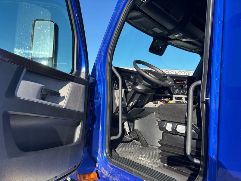 Freightliner CASCADIA Vehicle Full-screen Gallery Image 09