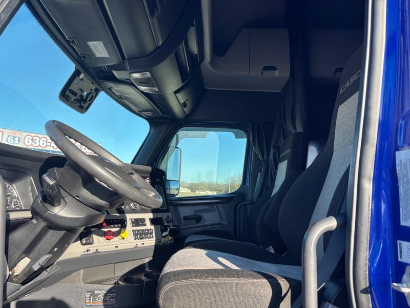 Freightliner CASCADIA Vehicle Full-screen Gallery Image 10
