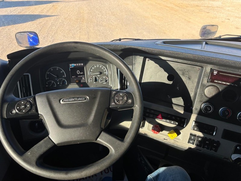 Freightliner CASCADIA Vehicle Full-screen Gallery Image 11