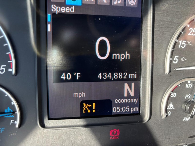 Freightliner CASCADIA Vehicle Full-screen Gallery Image 12