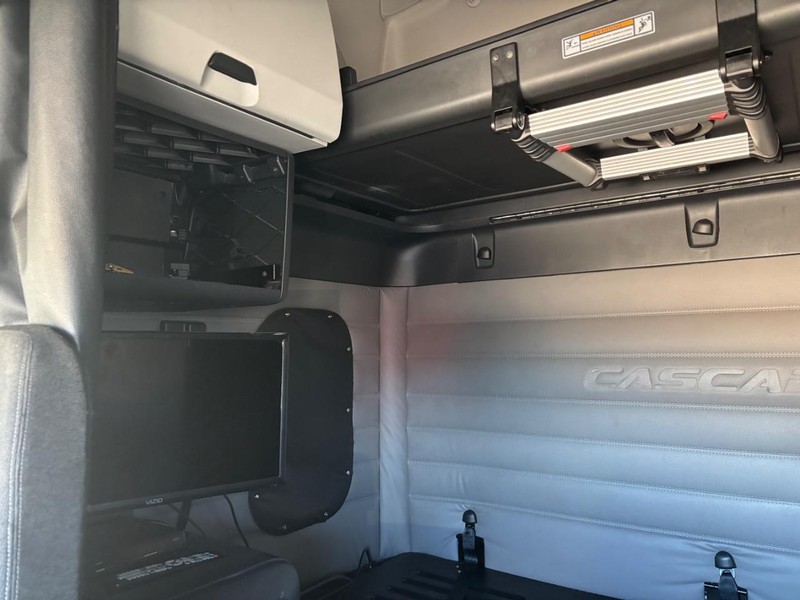 Freightliner CASCADIA Vehicle Full-screen Gallery Image 16