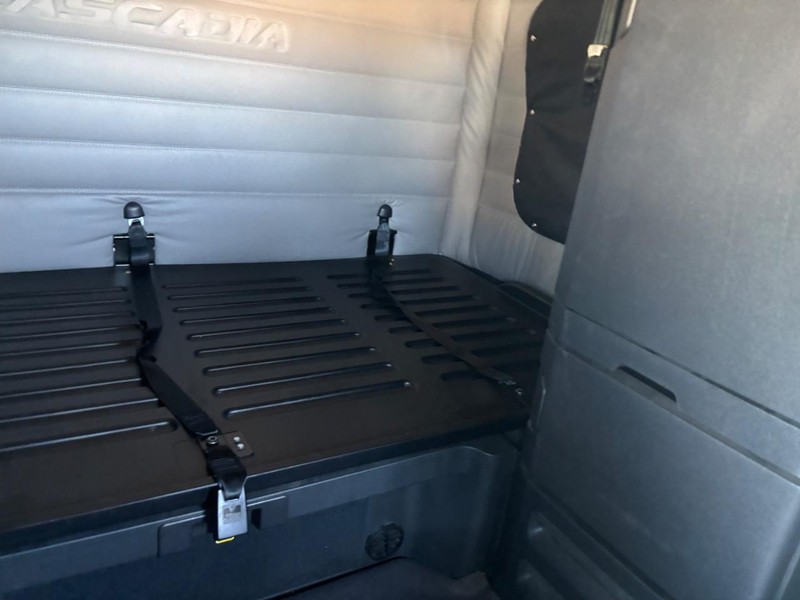 Freightliner CASCADIA Vehicle Full-screen Gallery Image 17