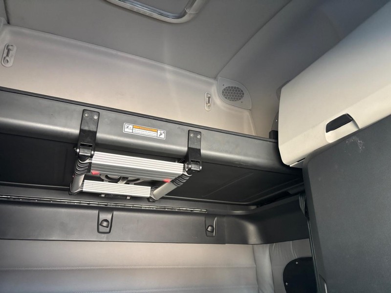 Freightliner CASCADIA Vehicle Full-screen Gallery Image 18