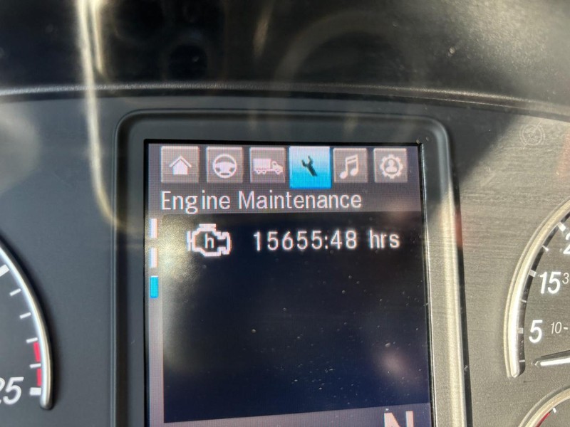 Freightliner CASCADIA Vehicle Full-screen Gallery Image 19