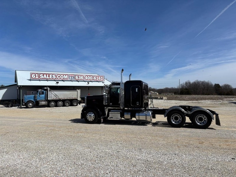 Peterbilt 389 Vehicle Full-screen Gallery Image 01