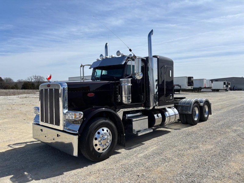 Peterbilt 389 Vehicle Full-screen Gallery Image 02