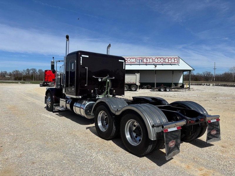 Peterbilt 389 Vehicle Full-screen Gallery Image 03