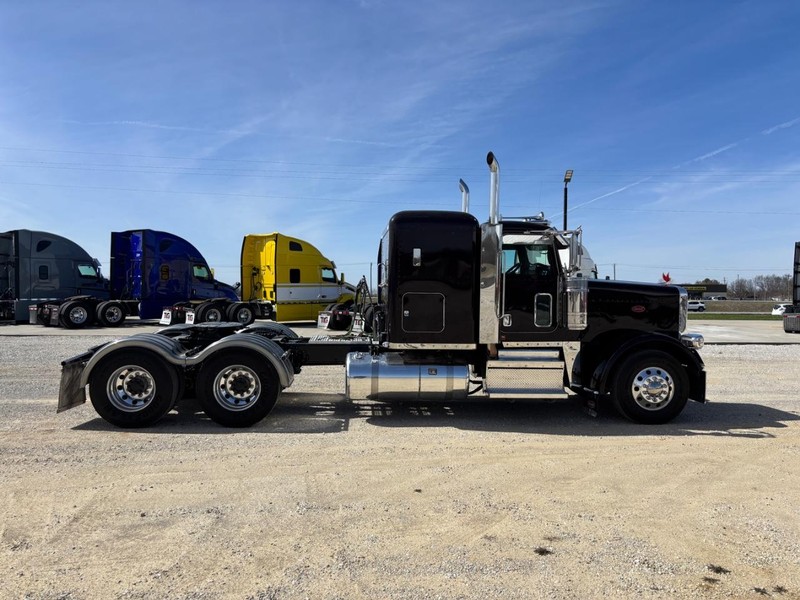 Peterbilt 389 Vehicle Full-screen Gallery Image 05