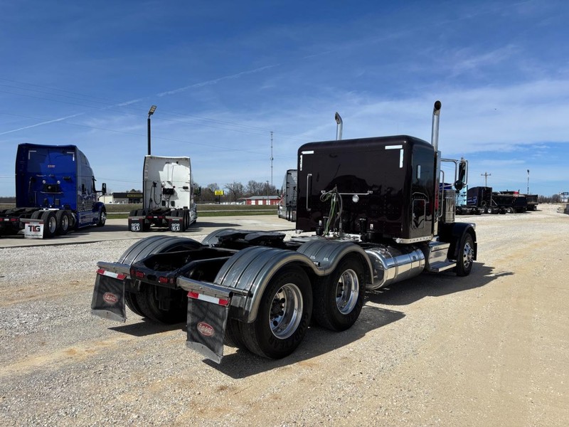 Peterbilt 389 Vehicle Full-screen Gallery Image 06