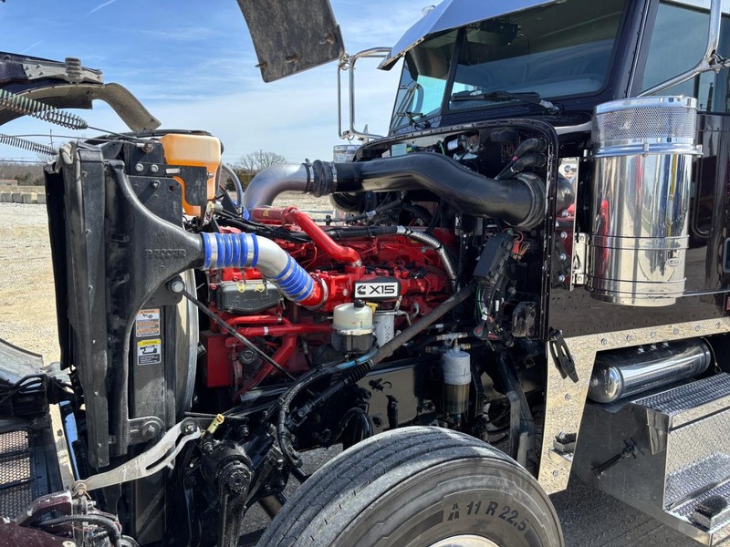 Peterbilt 389 Vehicle Full-screen Gallery Image 07