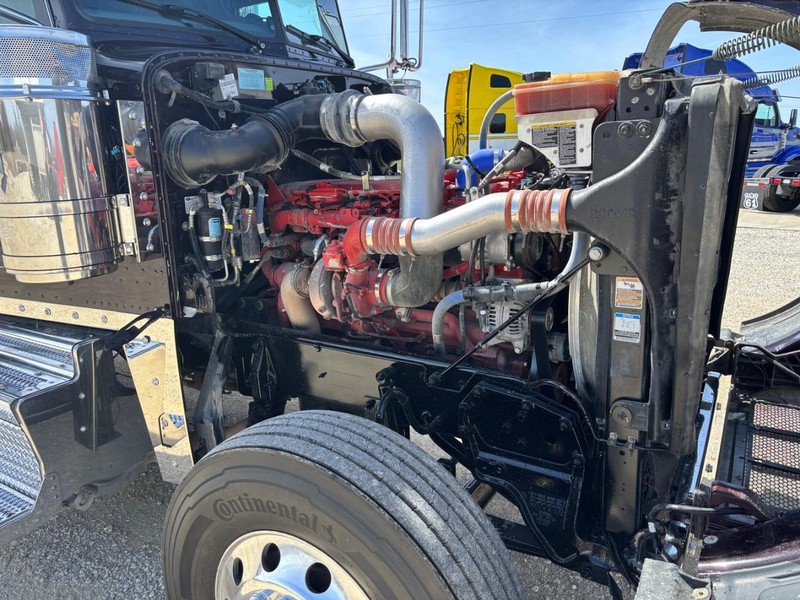 Peterbilt 389 Vehicle Full-screen Gallery Image 08
