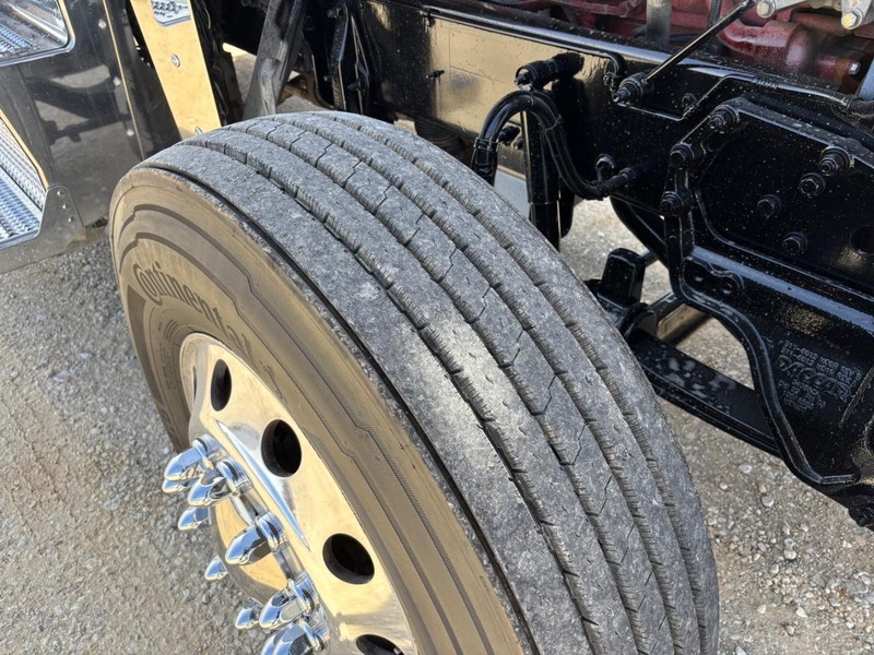 Peterbilt 389 Vehicle Full-screen Gallery Image 09