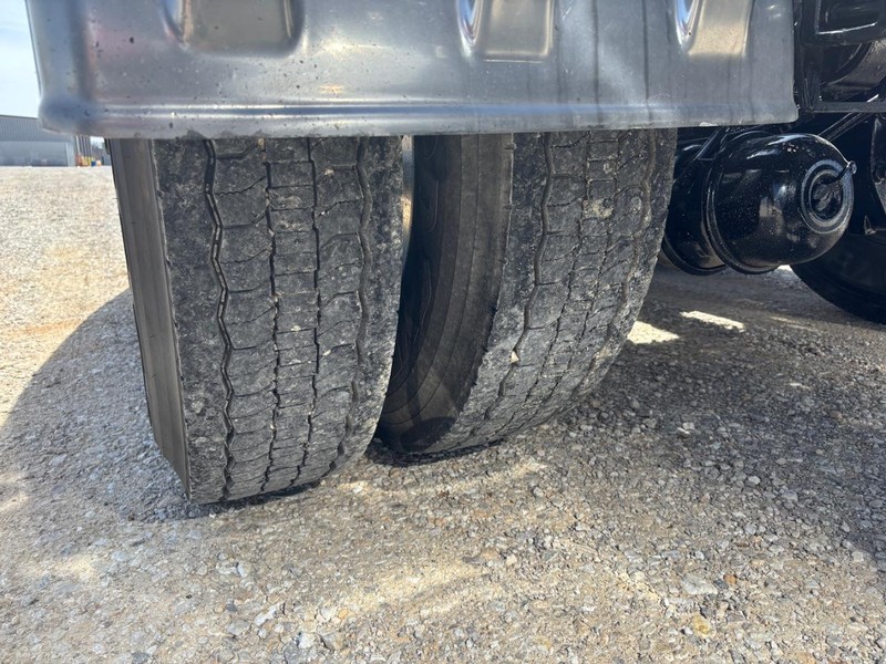 Peterbilt 389 Vehicle Full-screen Gallery Image 10