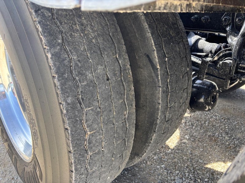 Peterbilt 389 Vehicle Full-screen Gallery Image 11