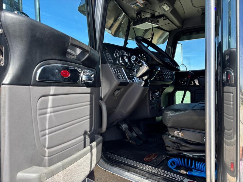 Peterbilt 389 Vehicle Full-screen Gallery Image 12