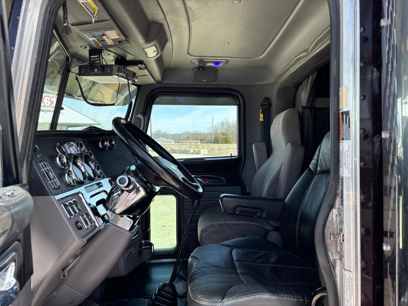 Peterbilt 389 Vehicle Full-screen Gallery Image 13