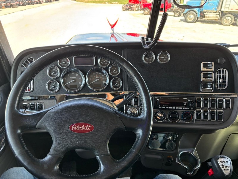 Peterbilt 389 Vehicle Full-screen Gallery Image 14