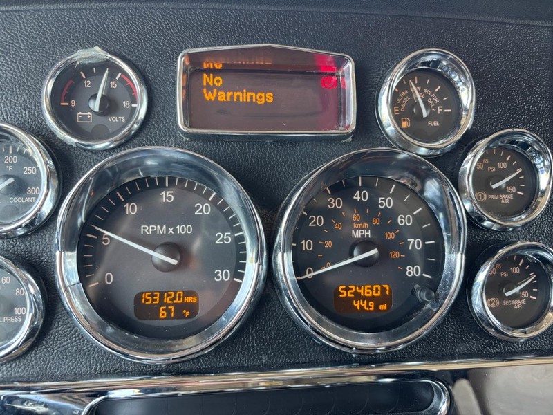 Peterbilt 389 Vehicle Full-screen Gallery Image 15