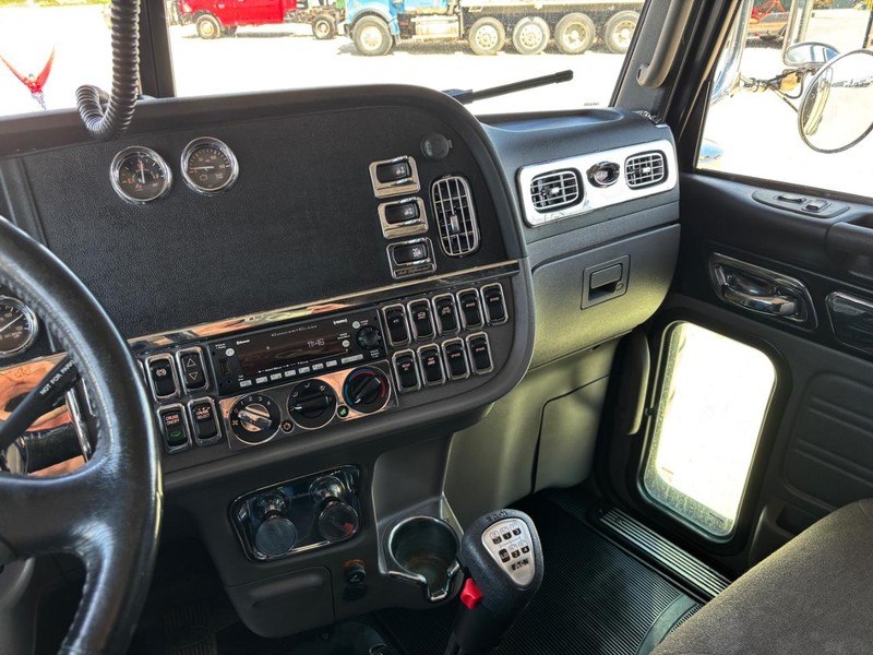 Peterbilt 389 Vehicle Full-screen Gallery Image 16