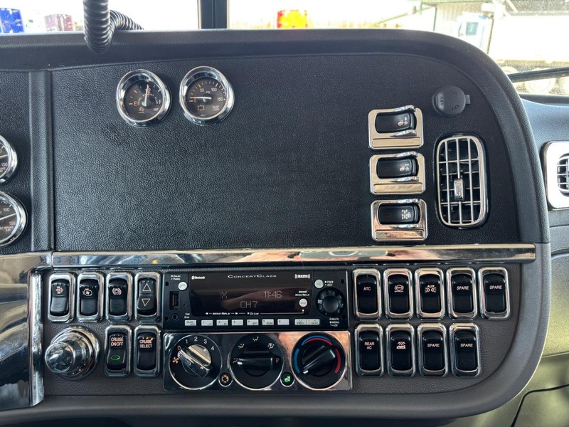 Peterbilt 389 Vehicle Full-screen Gallery Image 17