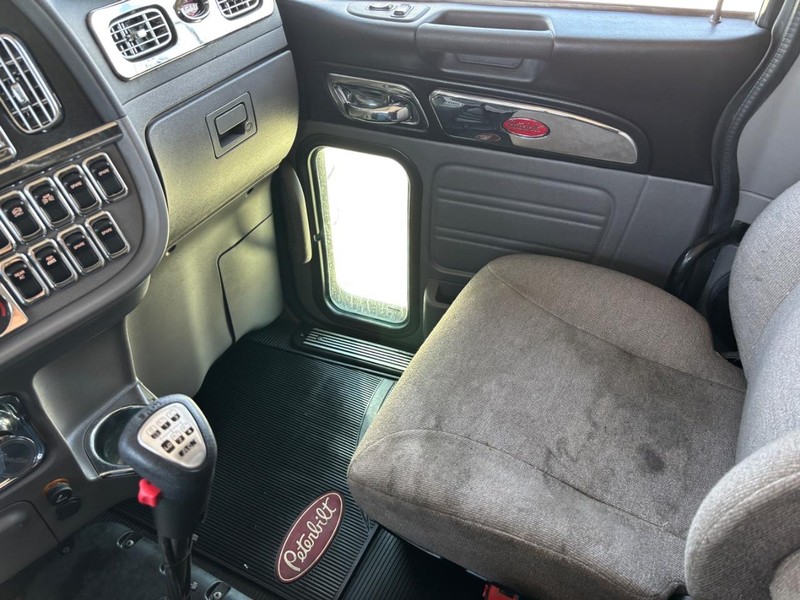 Peterbilt 389 Vehicle Full-screen Gallery Image 18