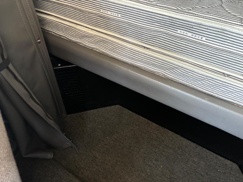 Peterbilt 389 Vehicle Full-screen Gallery Image 19