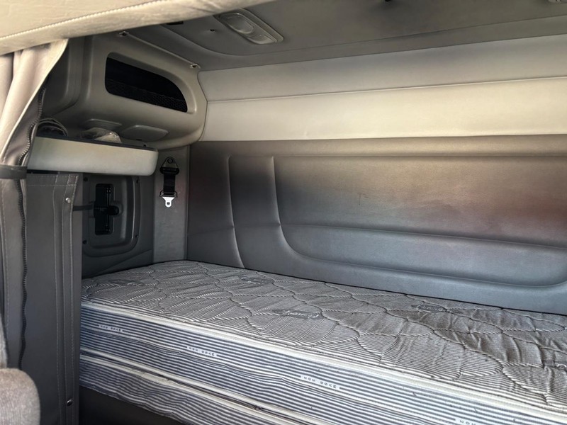 Peterbilt 389 Vehicle Full-screen Gallery Image 20