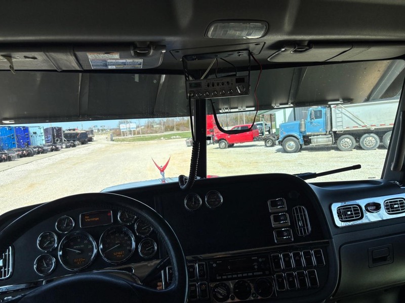 Peterbilt 389 Vehicle Full-screen Gallery Image 21