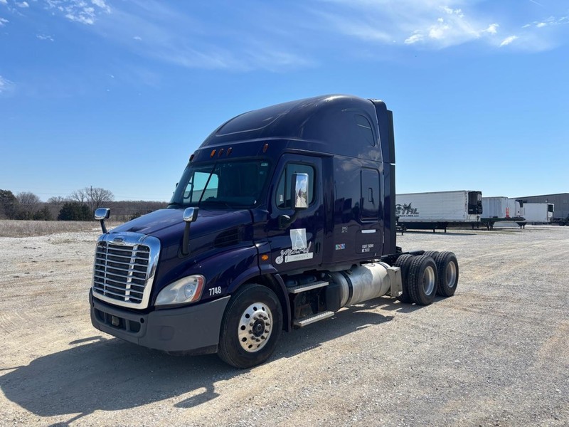 Freightliner CASCADIA Vehicle Full-screen Gallery Image 02