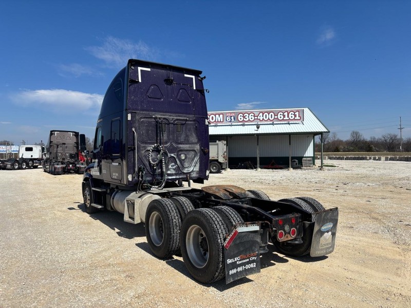Freightliner CASCADIA Vehicle Full-screen Gallery Image 03