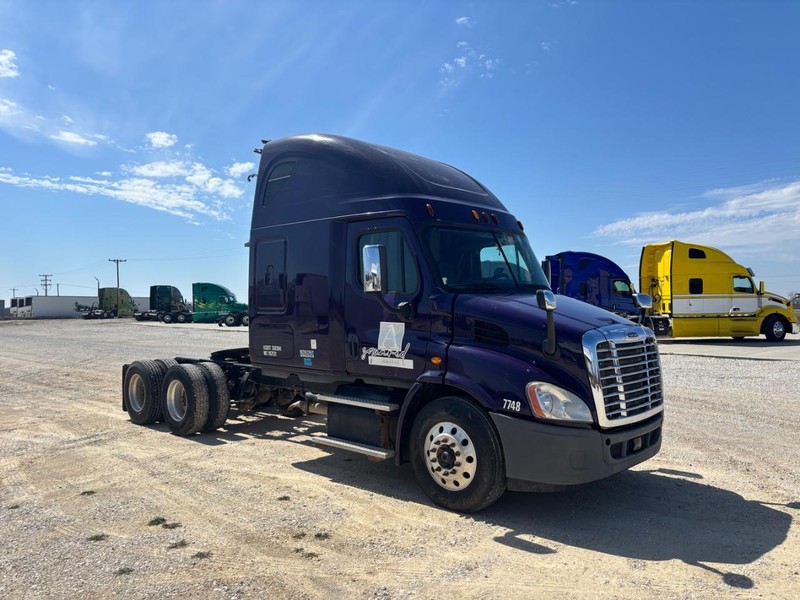 Freightliner CASCADIA Vehicle Full-screen Gallery Image 04