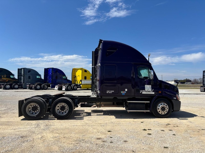 Freightliner CASCADIA Vehicle Full-screen Gallery Image 05