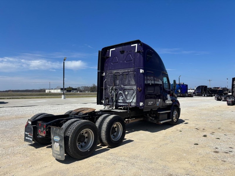 Freightliner CASCADIA Vehicle Full-screen Gallery Image 06
